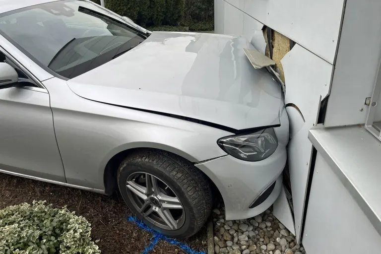 Unfall in Luzern – Auto prallt bei Unfall gegen Hauswand