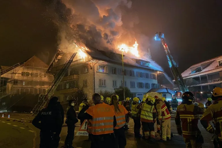 Lützelflüh-Goldbach BE - Dachstock von Mehrfamilienhaus in Brand
