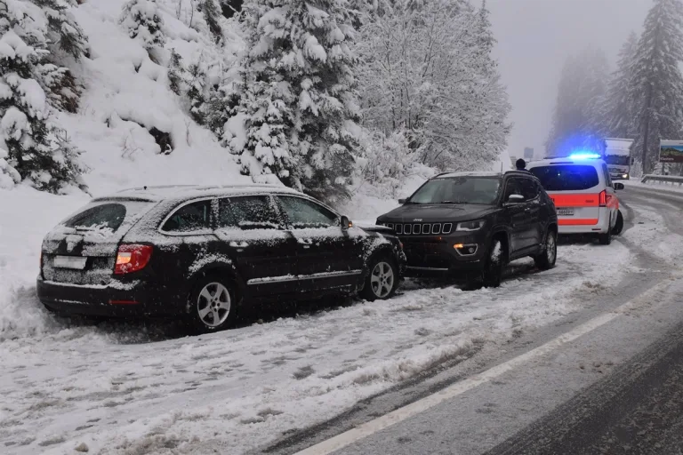 Klosters GR - Frontalkollision auf schneebedeckter Fahrbahn