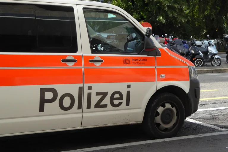 Stadt Zürich - 16-Jährige auf Zebrastreifen angefahren und verletzt