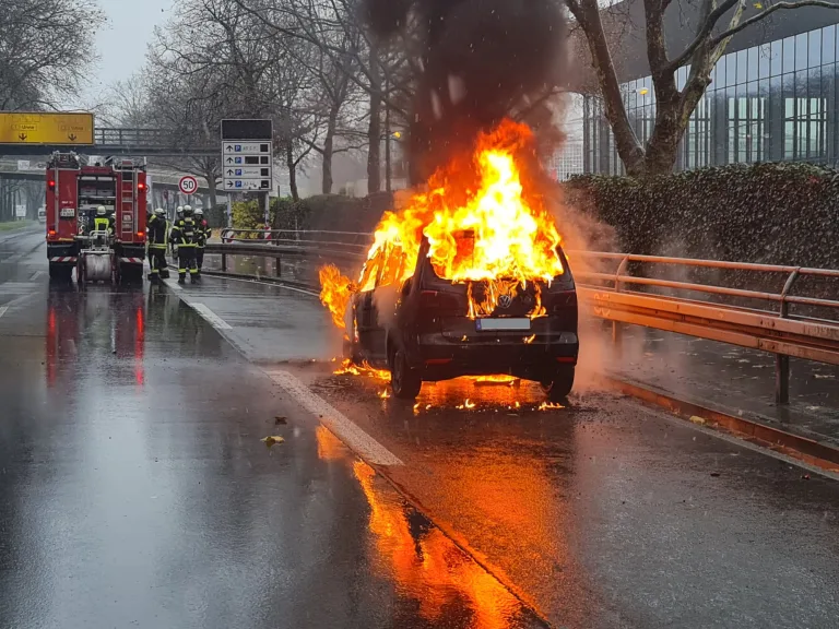 Dortmund – PKW auf der B1 während der Fahrt in Flammen aufgegangen