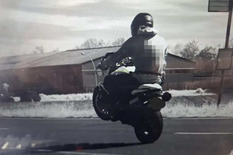 Münster – Motorradfahrer auf Hinterrad mit 107 km/h in Kontrolle