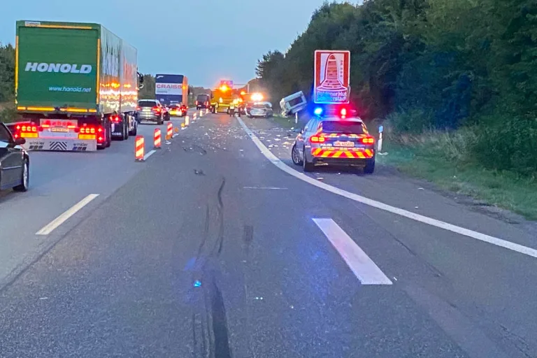 A61 Dannstadt – Verkehrsunfall zwischen Auto und Wohnwagengespann verursacht Vollsperrung