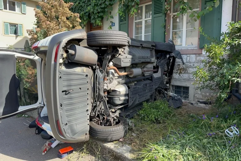Riehen BS - In eine Hauswand gefahren 