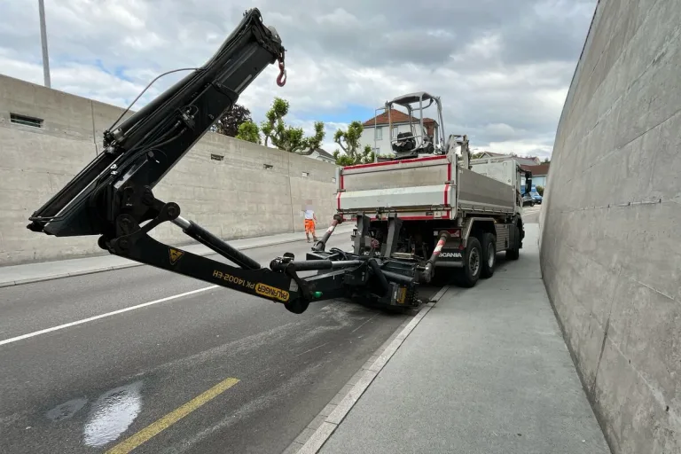 Unfall in Schönenwerd SO – Lastwagen rammt Eisenbahnbrücke – Gösgerstrasse gesperrt