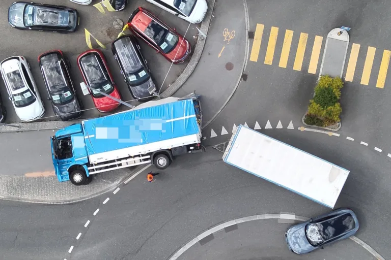 Unfall in Schmerikon SG – Lastwagen umgekippt - Verkehrsbehinderungen wegen Bergung