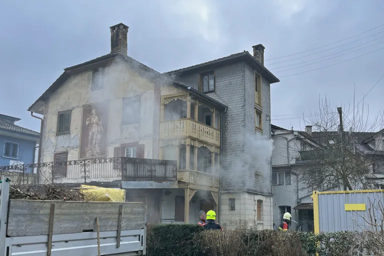 Brand in Willisau LU – Unbekannte schiessen Feuerwerk in ein Haus