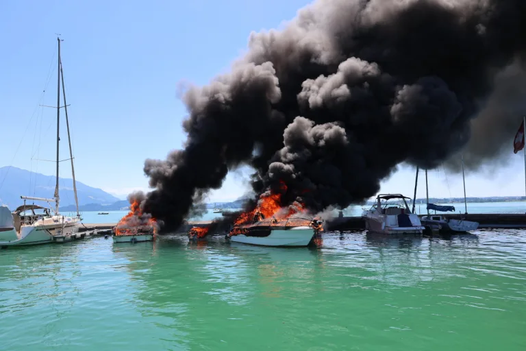 Zug ZG – Mehrere Boote nach Brand in Hafen gesunken