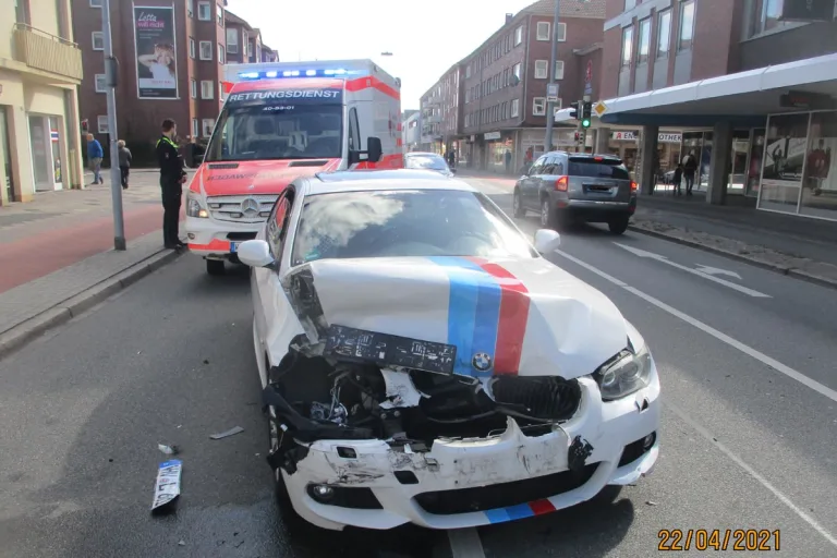 Wilhelmshaven - Unfall unter Drogen verursacht - Drei Verletzte