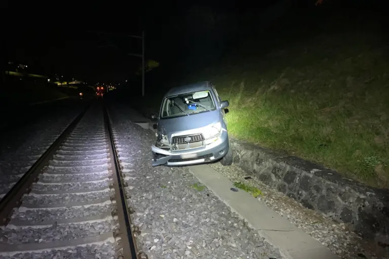 Romont  FR – Auto landet auf den Bahngeleisen und wird von Zug erfasst