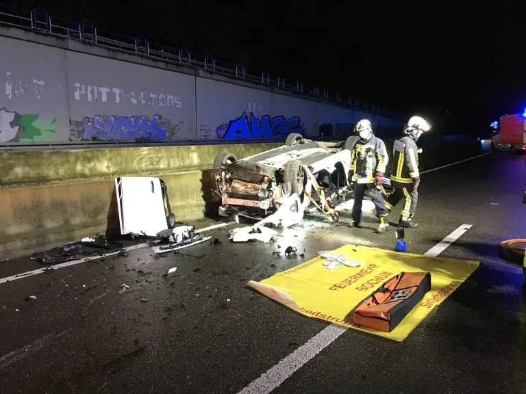 A448 Bochum – PKW mit 4 Insassen stürzt von Brücke auf die Autobahn