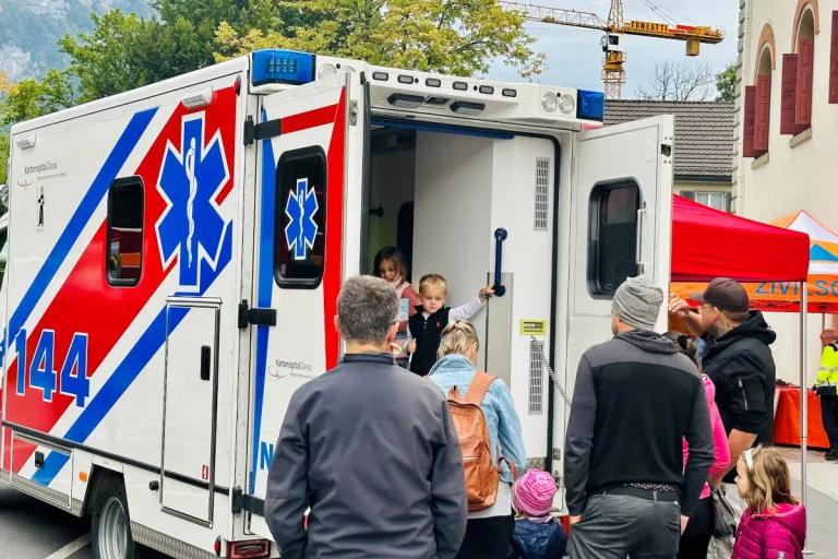 Kanton GL – Viele Besucher am Tag der offenen Tür der neuen Kantonalen Notrufzentrale und der Blaulichtorganisationen