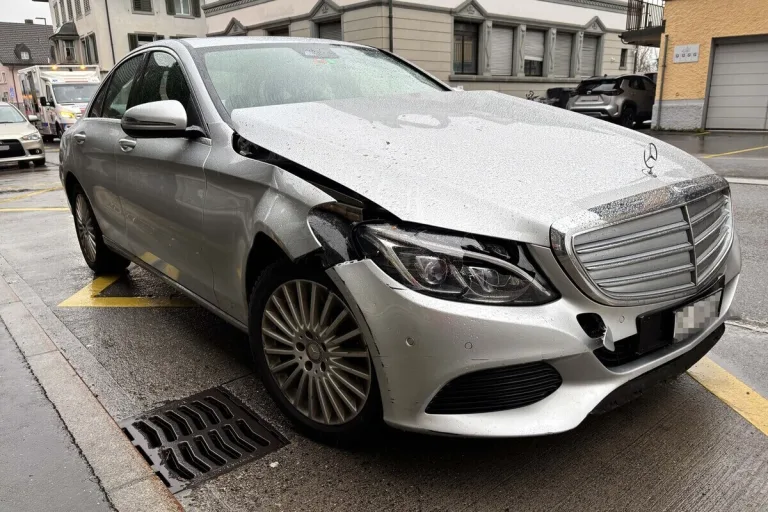 Siebnen SZ – Frau (91) bei Unfall von Auto erfasst 