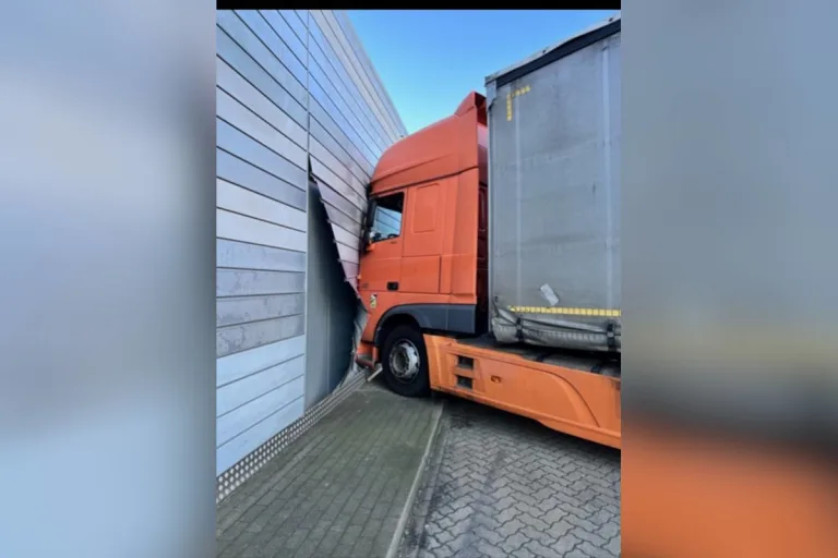 Soltau: LKW gegen Spielhalle gefahren