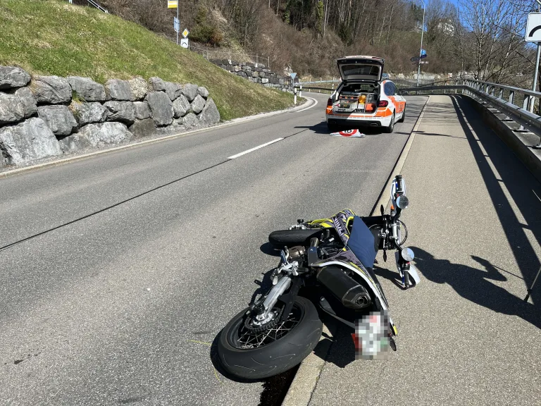 Berneck SG: Mit Motorrad verunfallt – Fahrer unbestimmt verletzt