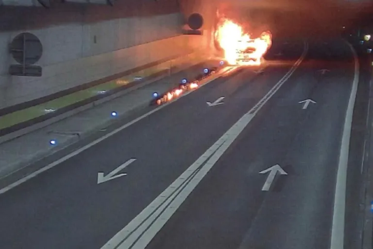 Göschenen UR - Auto im Gotthard-Strassentunnel in Vollbrand - Tunnel gesperrt