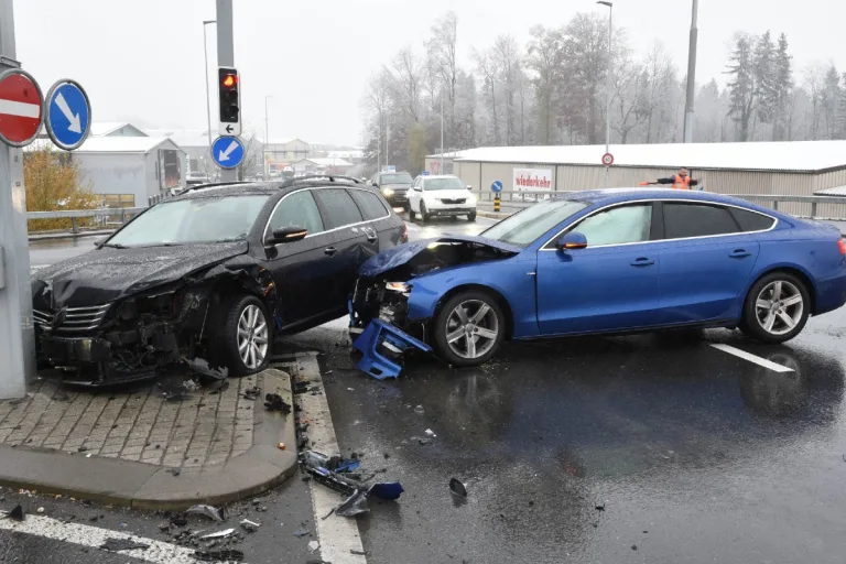 Buchrain LU - Heftige Kollision beim Autobahnanschluss