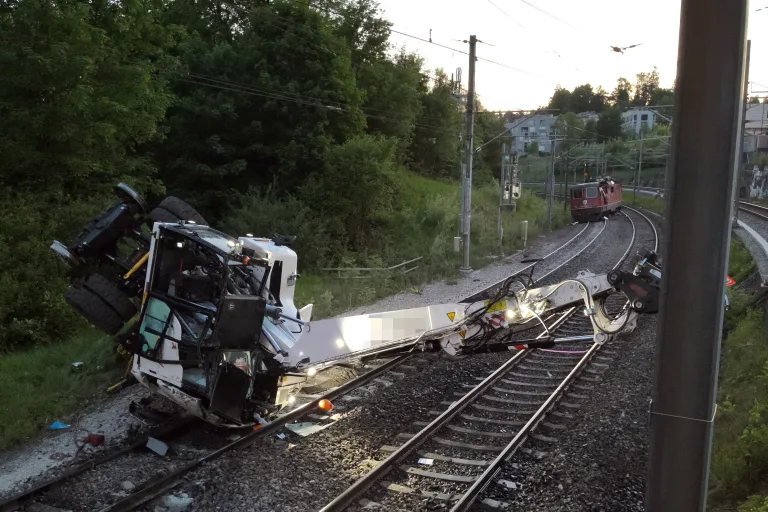 Schwerer Unfall in St.Gallen –  Streckenlok rammt Schienenbagger