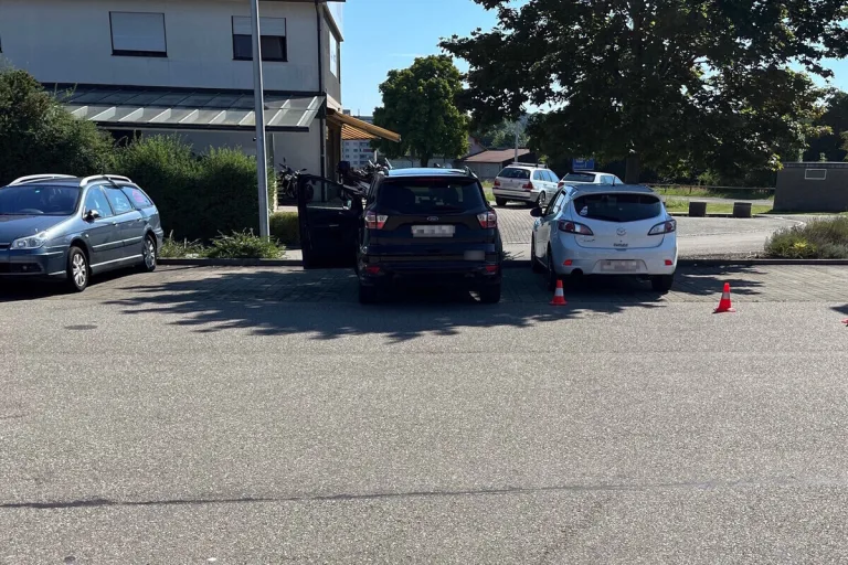 Niederuzwil SG - Auto erfasst Fussgänger und Frau im Rollstuhl