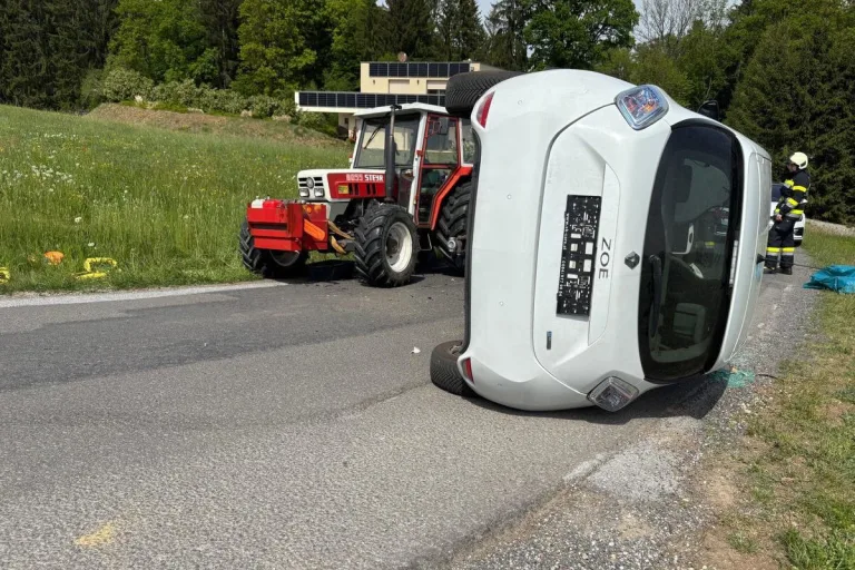 Zöbing an der Raab – Unfall zwischen Traktor und Pkw