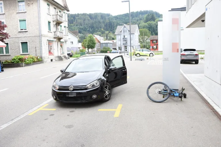 St. Margrethen SG - Velofahrer prallt in Autotüre und verletzt sich am Kopf