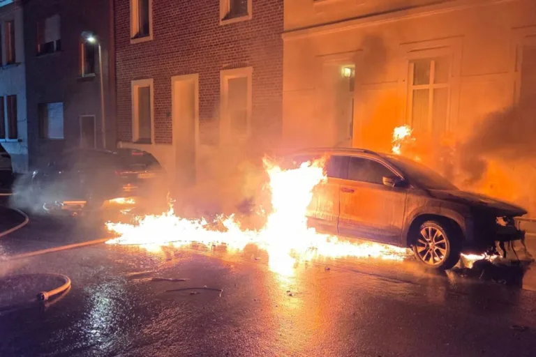 Bocholt NW – Brand von zwei Pkw und Anhänger erfordert Evakuierung