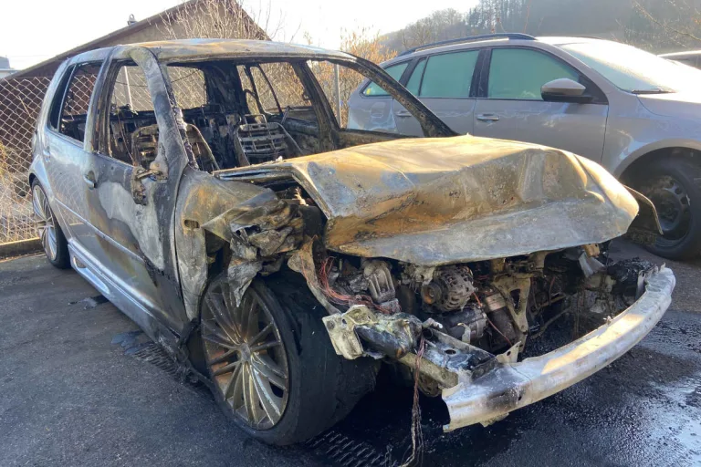 A1 Lenzburg AG – Personenwagen brennt komplett aus 