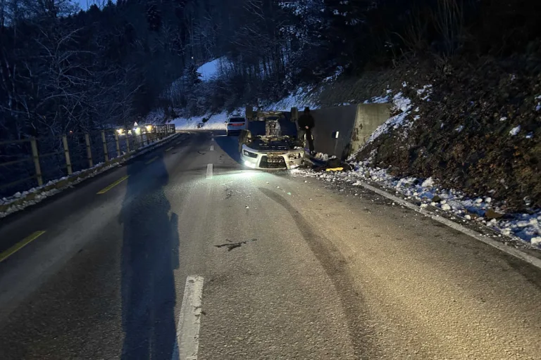 Trogen AR – Autolenker rutscht in Böschung und überschlägt