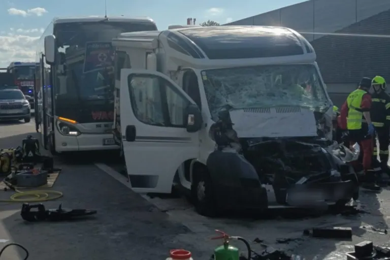 Schwerer Auffahrunfall mit Reisebus und Wohnmobil auf A1