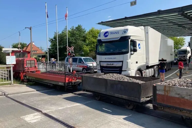 Lustenau - LKW kracht in Zug