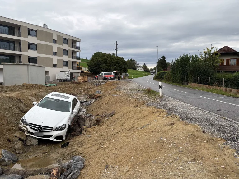 Reinach AG – Auto landet nach Selbstunfall im Bachbett