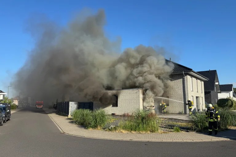 Kreuzau NRW – Löscheinsatz und Tierrettung durch Feuerwehr nach Brand von Garage