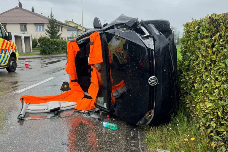 Auto kippt um - Leicht verletzter Autolenker in Derendingen SO