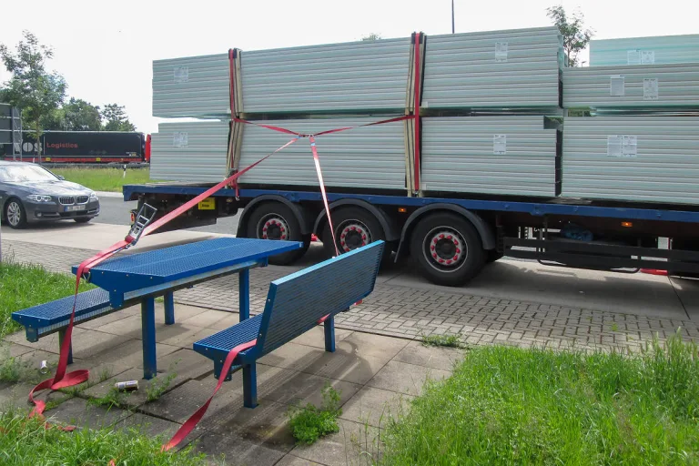 A45 Dillenburg – Kreative Sicherung durch Brummi-Fahrer nach Verrutschen der Ladung