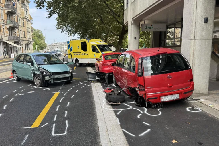 Stadt St.Gallen - Autofahrer kollidiert mit parkierten Autos