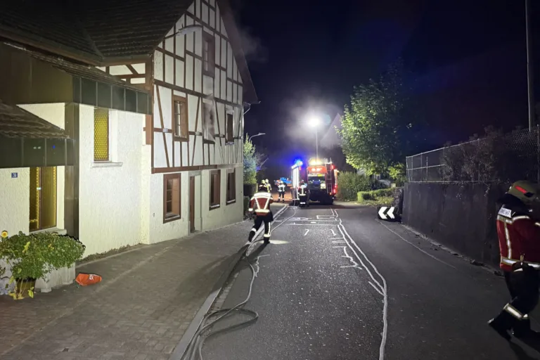 Würenlos AG – Mehrfamilienhaus in Brand geraten