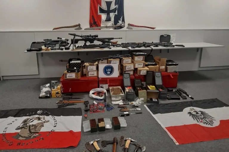 Hitzendorf ST – Waffenarsenal und NS-Devotionalien sichergestellt
