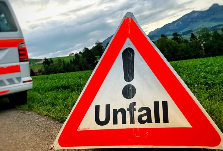 Wiedlisbach BE – Fahrzeuglenkerin nach Frontalkollision in Feld schwer verletzt 