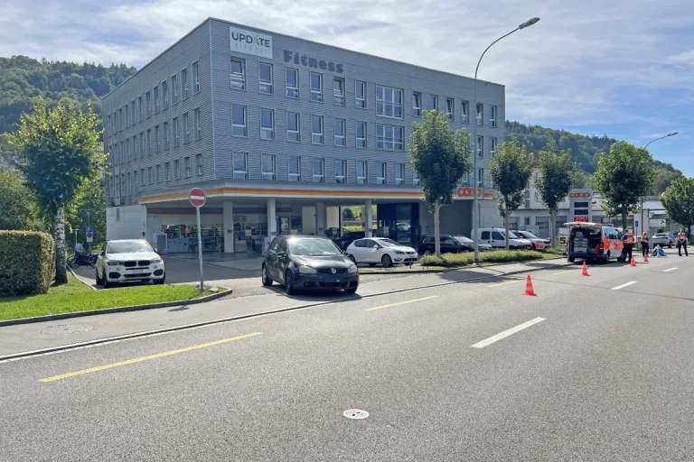 Sankt Gallen - Leichtmotorrad-Fahrer verletzt sich bei Kollision mit Auto