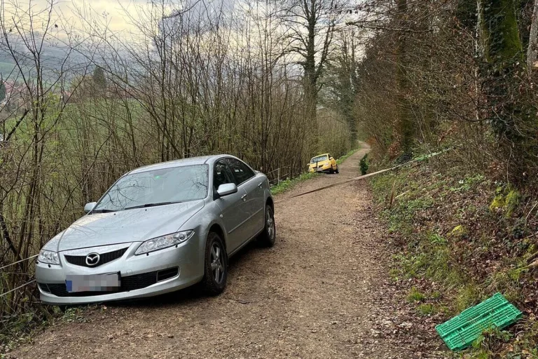 Lostorf SO - Zwei Autos bleiben auf einem Feldweg stecken