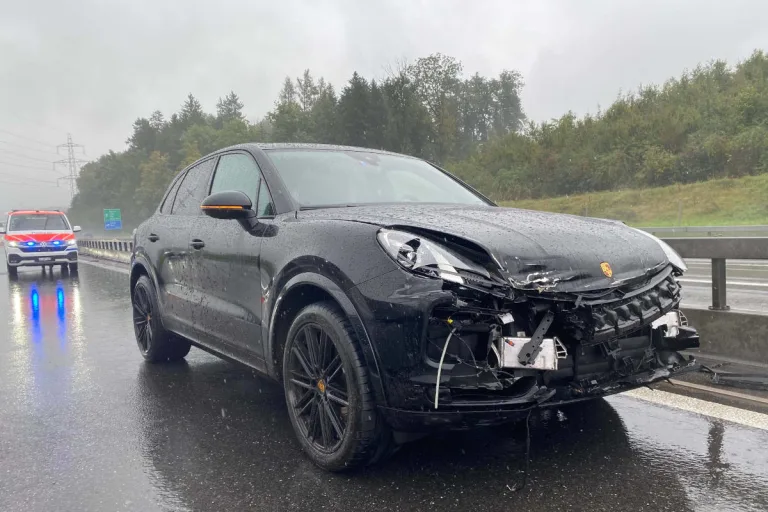 A4 Cham ZG – Selbstunfall auf regennasser Fahrbahn