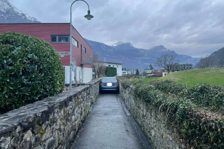 Altdorf UR – Autofahrer verkeilt sich mit Personenwagen zwischen Mauern