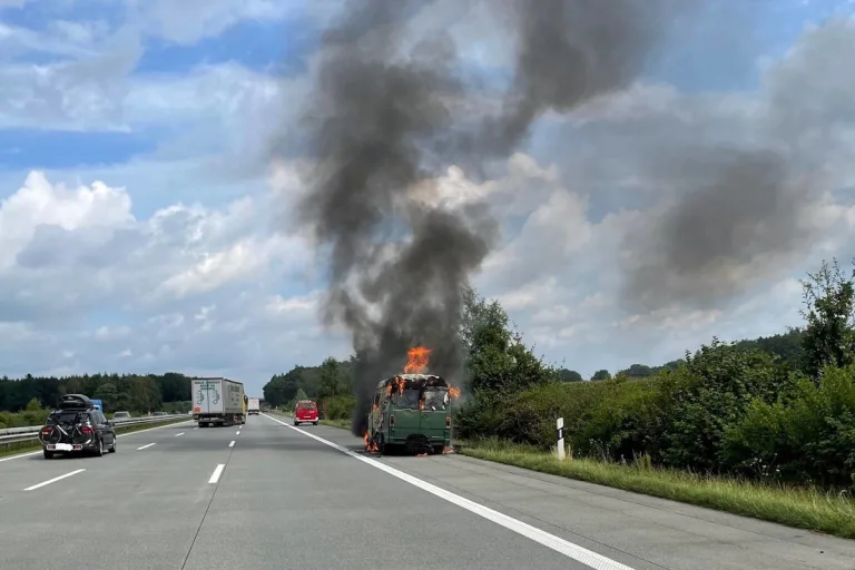 A1  Reeßum – Autobahn zeitweise voll gesperrt wegen Wohnmobilbrand 