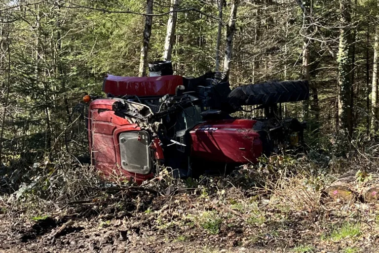 Röschenz BL: Selbstunfall mit Traktor – Lenkerin verletzt