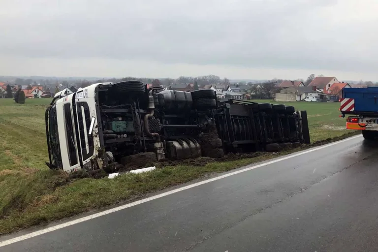 Hille - Sattelzug kippt auf die Seite