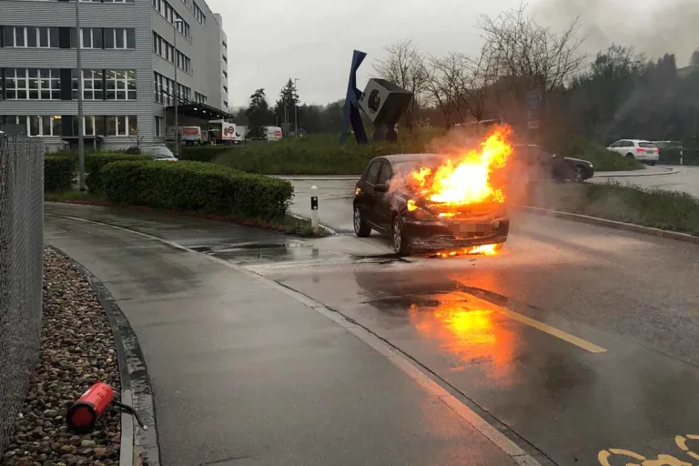 Oberbüren SG - Auto fängt während der Fahrt Feuer!