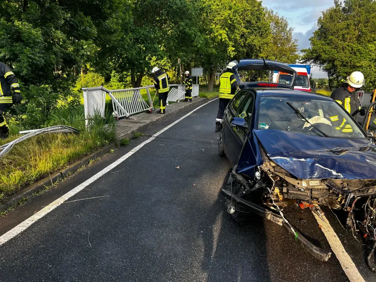 Vierden – VW Polo prallt gegen Brücke bei schwerem Unfall