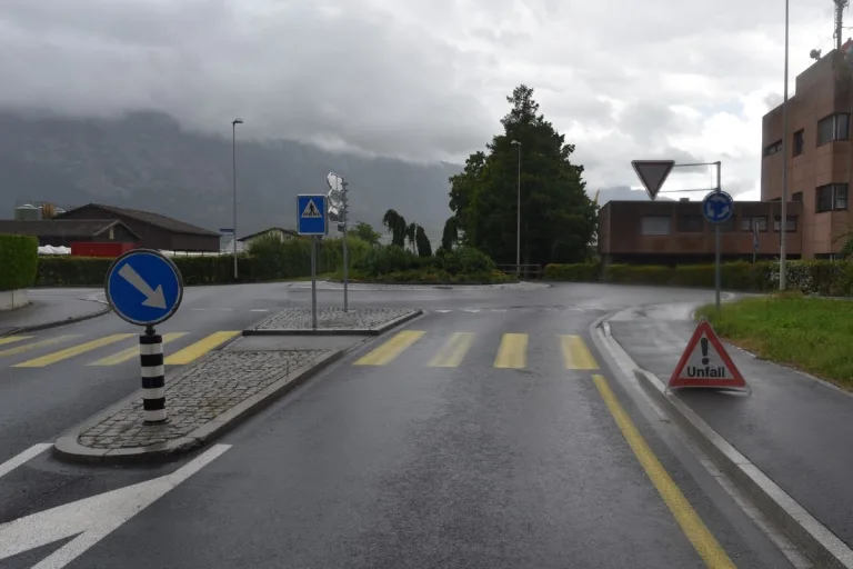 Landquart GR - E-Scooter kollidiert mit Auto