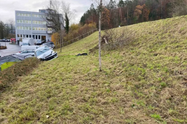 Baar ZG  - Selbstunfall endet mit Überschlag