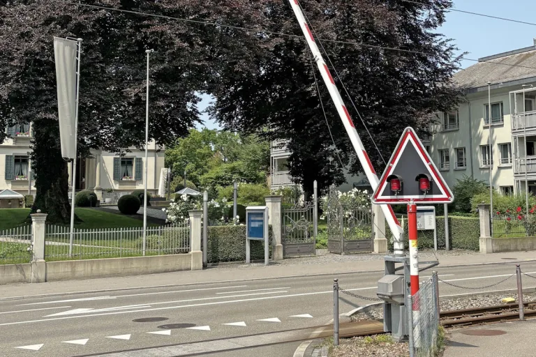 Frauenfeld TG – Alkoholisierter Autolenker kollidiert mit Bahnschranke